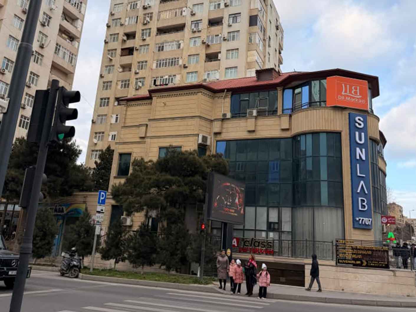 AREA Azərbaycan Robotexnika Akademiyası Əhmədli filialı ofisinin giriş hissəsi