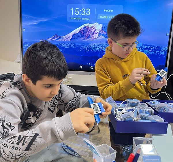 Gənclik filialında robotika kursunda iştirak edən tələbələr dərs zamanı